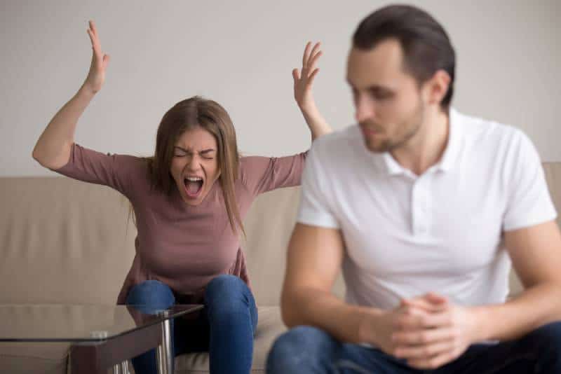 Une jeune femme hystérique crie après son petit ami