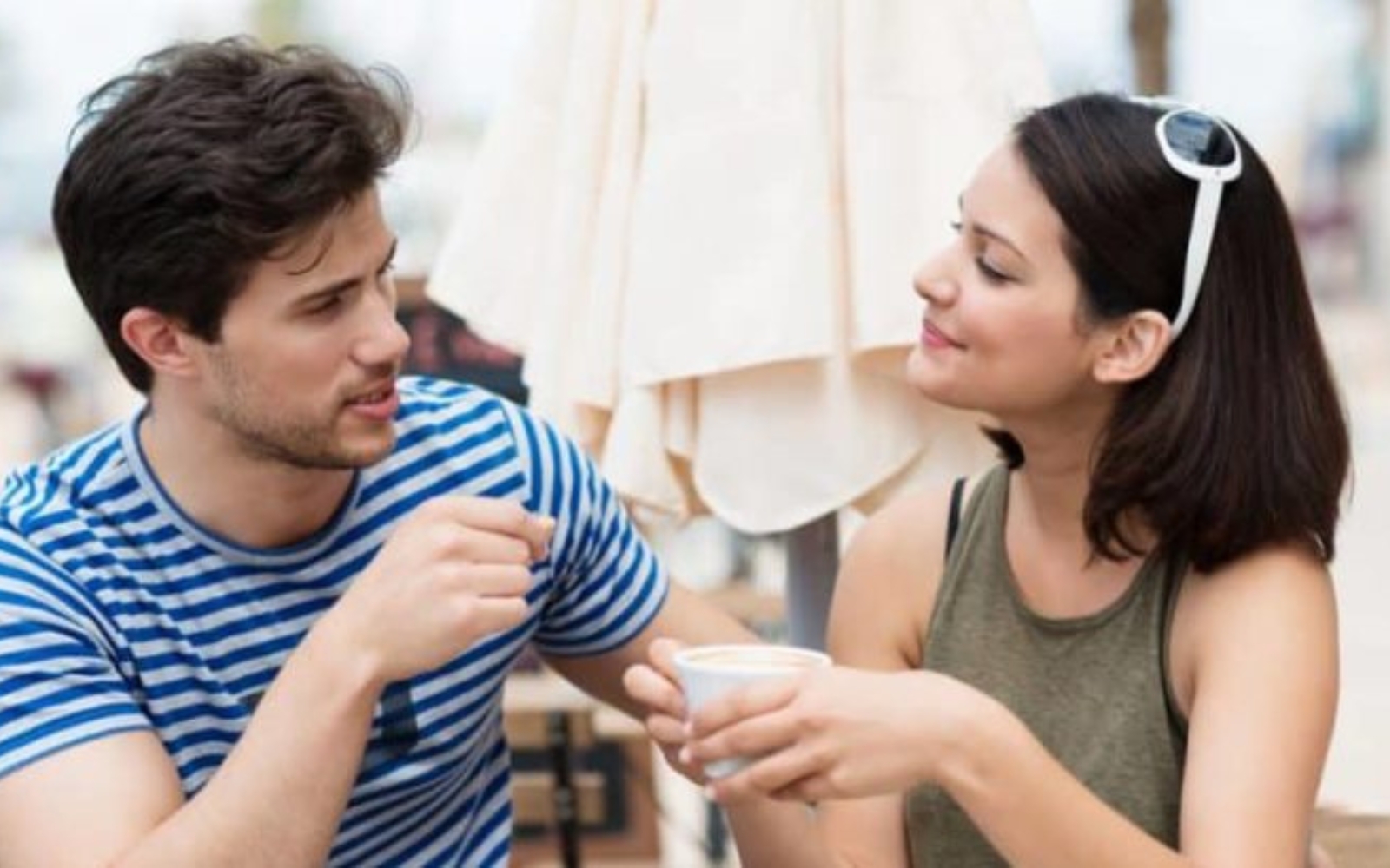 homme et femme parlant au cafe