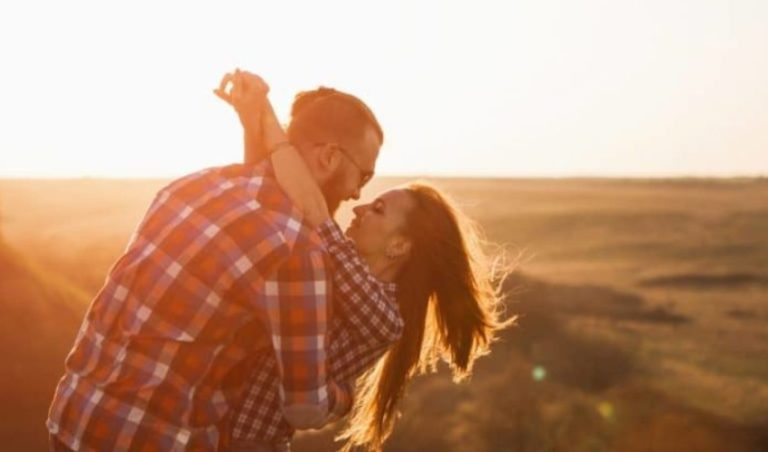 un homme et une femme embrassant