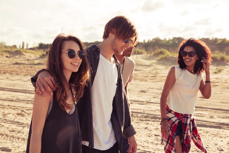 un homme et une femme en compagnie d'amis