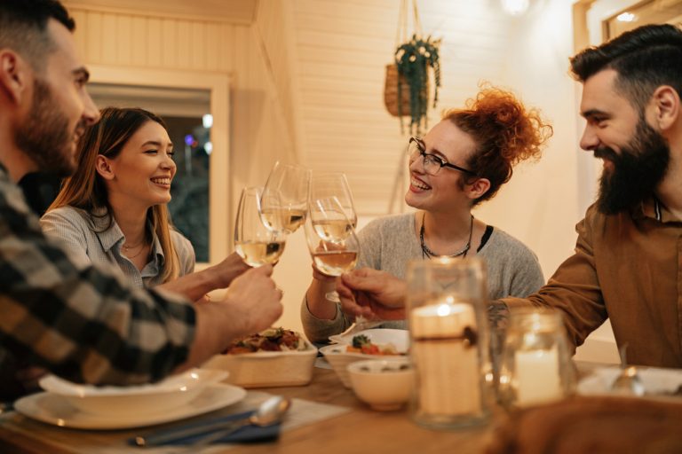 les femmes s'assoient et boivent du vin