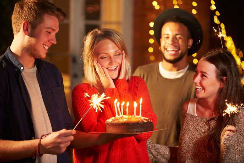 Amis célébrant l'anniversaire lors d'une fête en plein air
