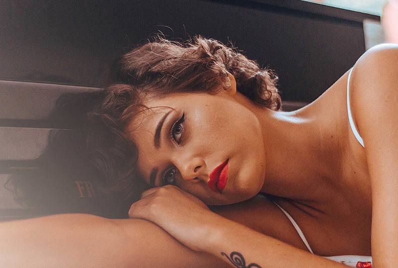 belle femme triste couchée sur le lit