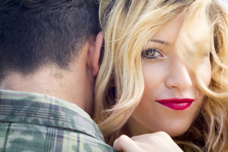 une jolie femme blonde étreignant l'homme