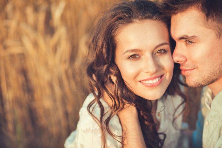 portrait de couple heureux-