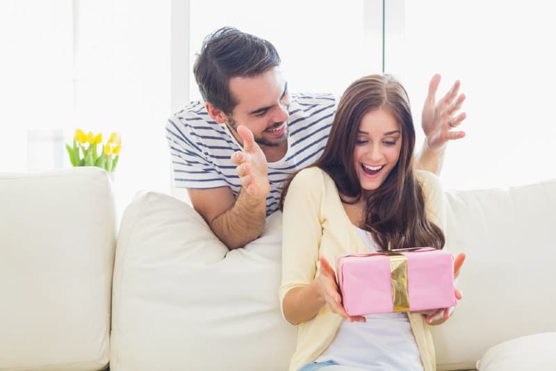 Comment Dire Joyeux Anniversaire À L’amour De Votre Vie: 20 Messages Et 10 Surprises Romantiques Pour Votre Chérie