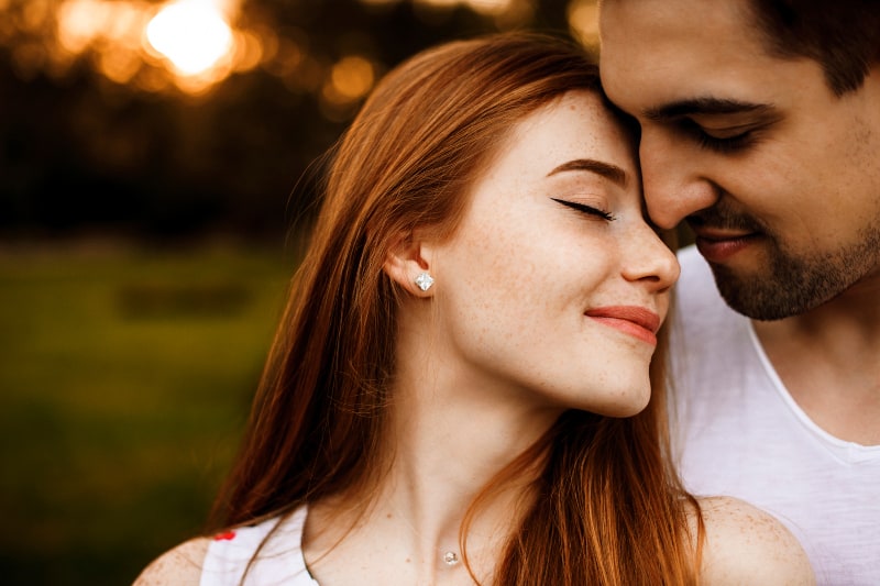 couple aimant s'étreignant à l'extérieur