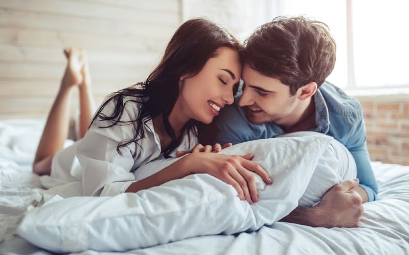couple heureux allongé sur le lit