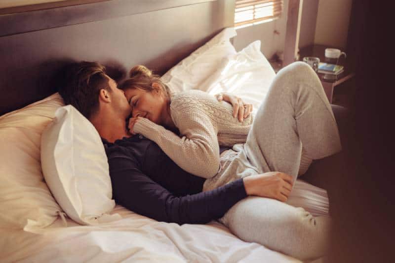couple d'amoureux allongé dans une chambre à coucher