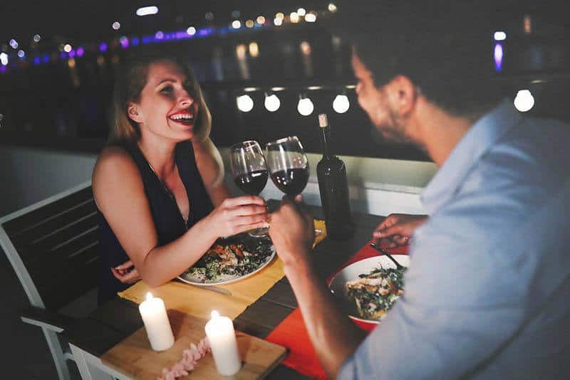 couple dînant au restaurant