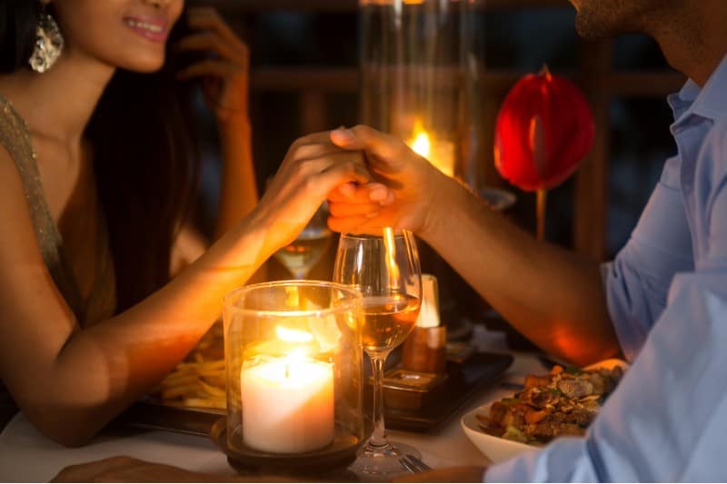 couple en train de dîner romantique