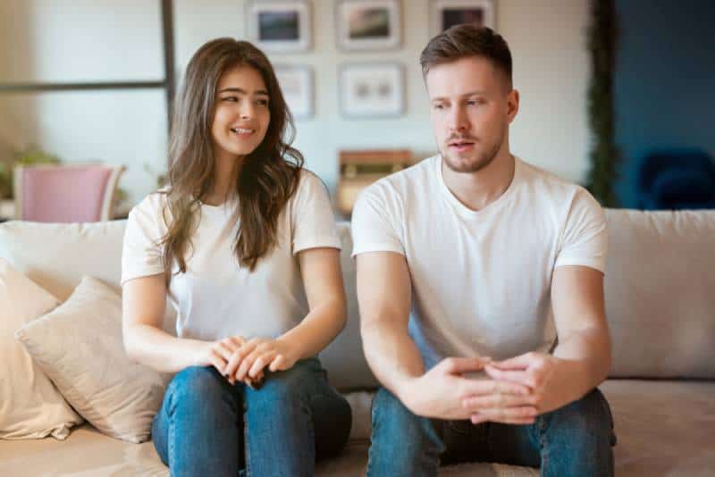 couple homme et femme assis sur le canapé