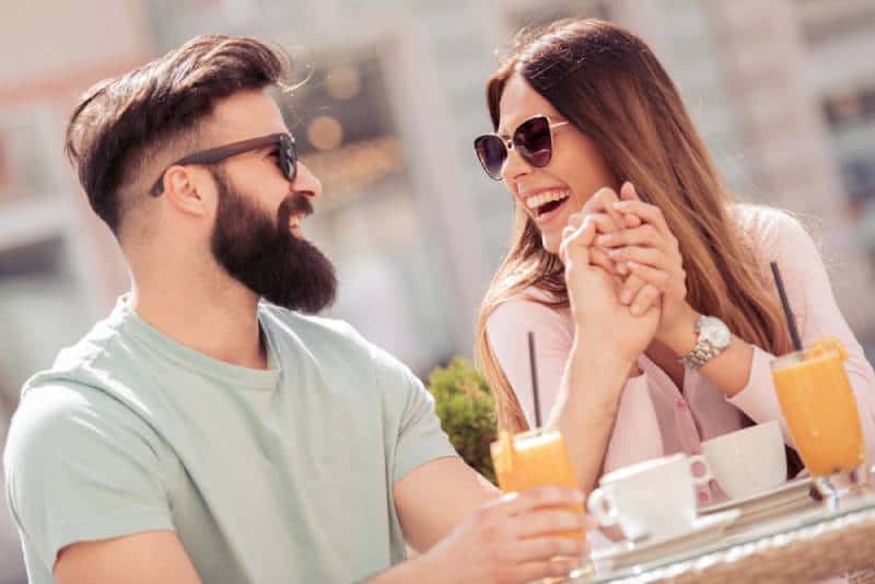 couple joyeux ayant un rendez-vous au café
