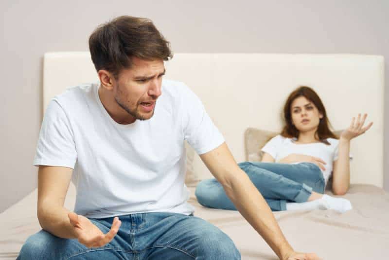 couple se disputant dans la chambre à coucher