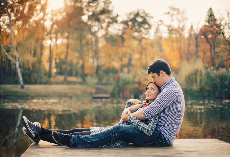 couple se reposant sur la rivière
