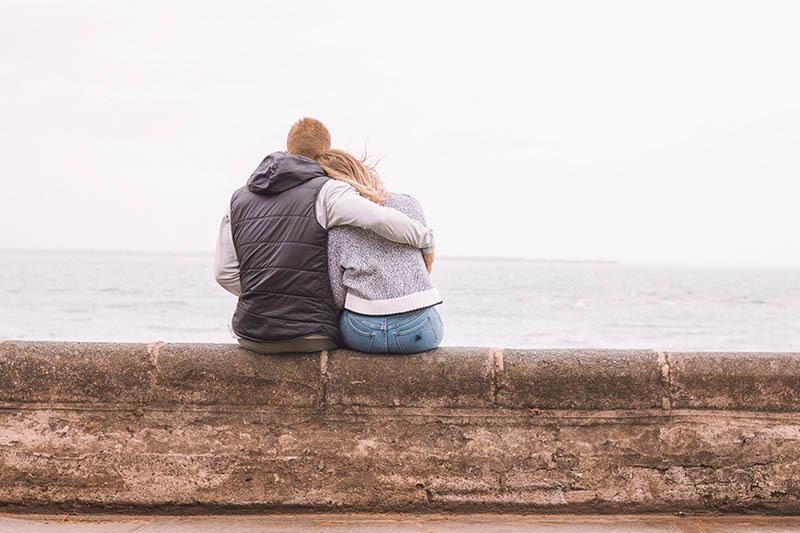 couple s'embrassant devant la mer