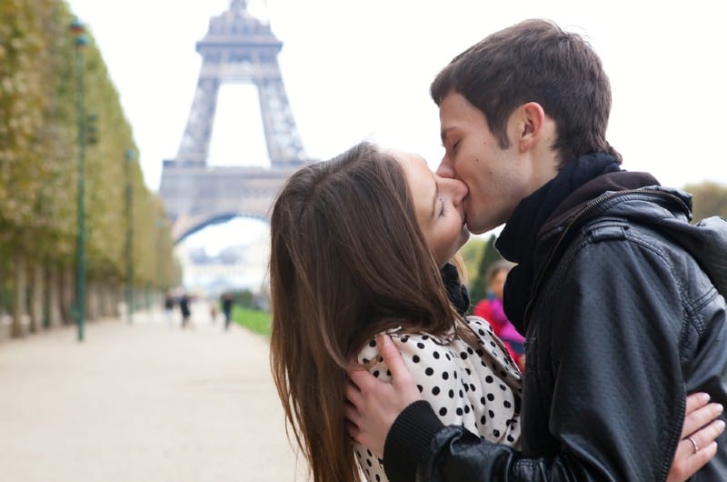 couple sembrassant près de la tour eiffel during daytime
