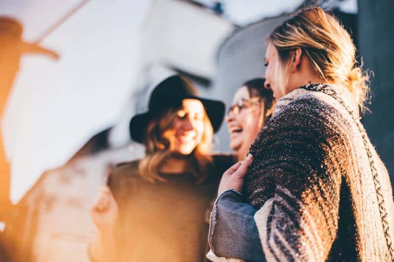 des amies souriantes à l'extérieur