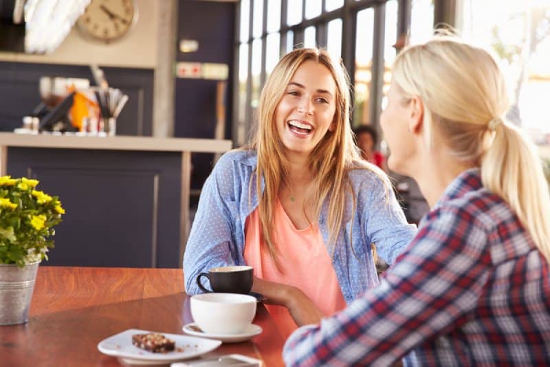 deux amies dégustant un café au café