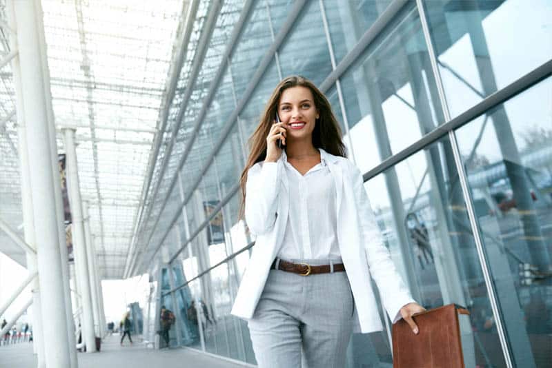 femme d'affaires parlant au téléphone et marchant