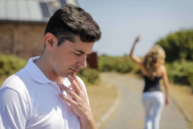 femme en colère laissant son homme inquiet dehors