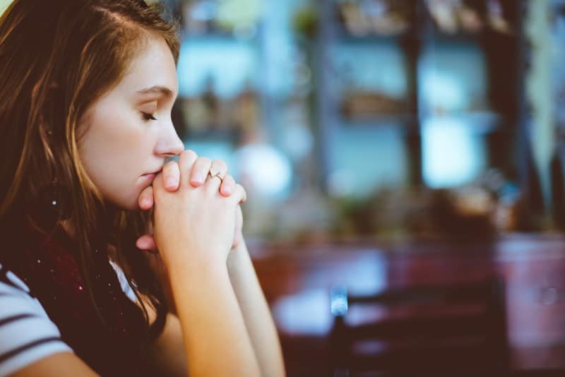 le portrait d'une femme en prière