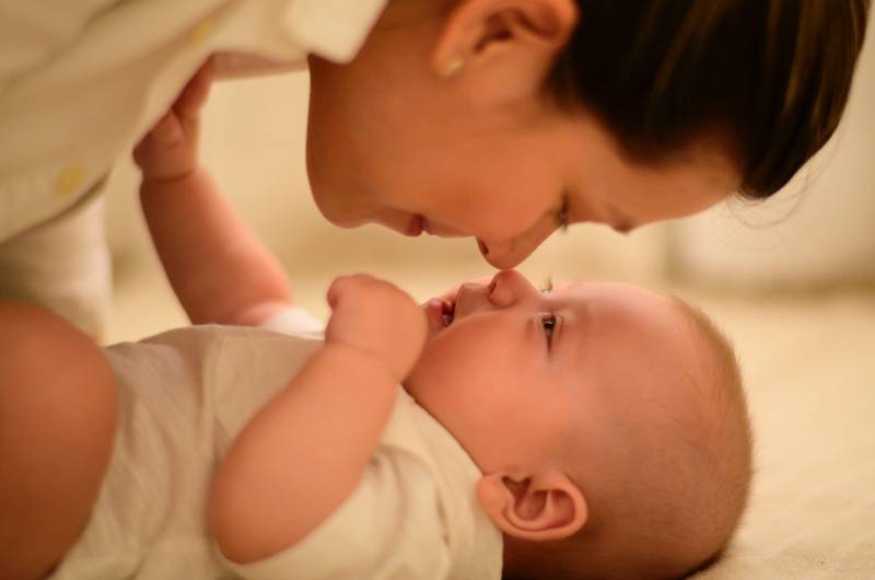 femme et bébé au nez à nez