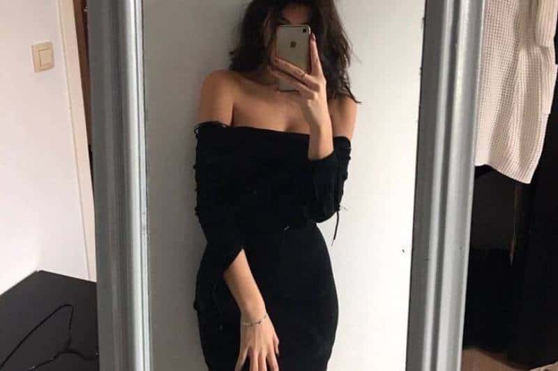 femme prenant l'égoïsme en robe rouge