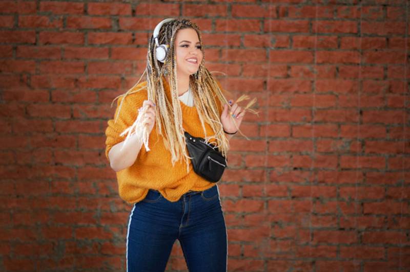 femme qui écoute de la musique et danse