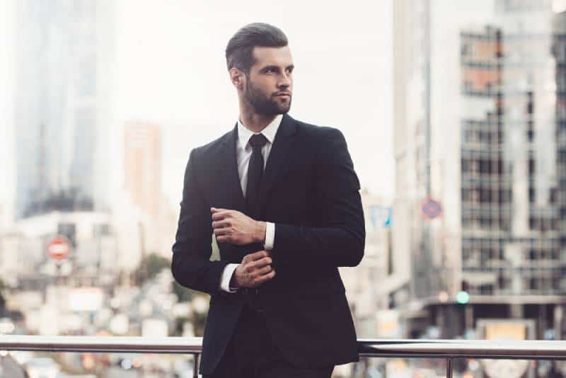 homme d'affaires sur le balcon extérieur