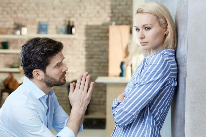homme demandant pardon à une femme triste blonde