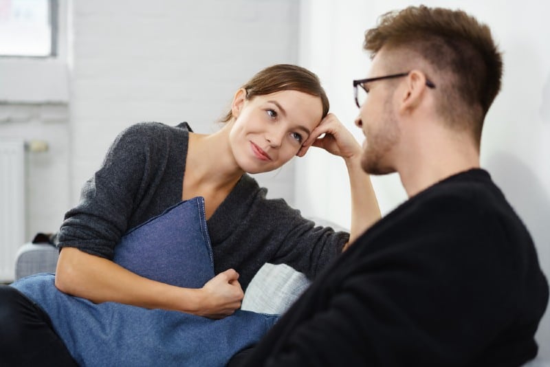homme face à femme souriante
