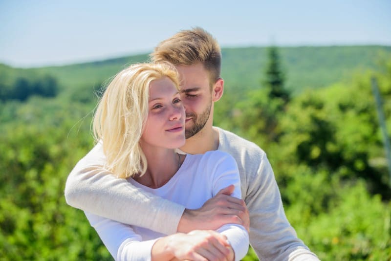 homme heureux étreignant femme