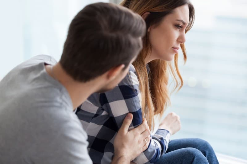 homme réconfortant bouleversé femme