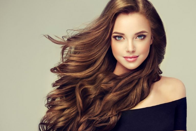 portrait d'une belle femme aux cheveux longs