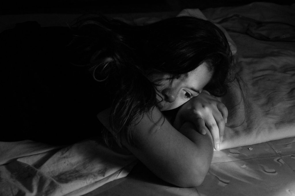 la femme est allongée sur l'oreiller