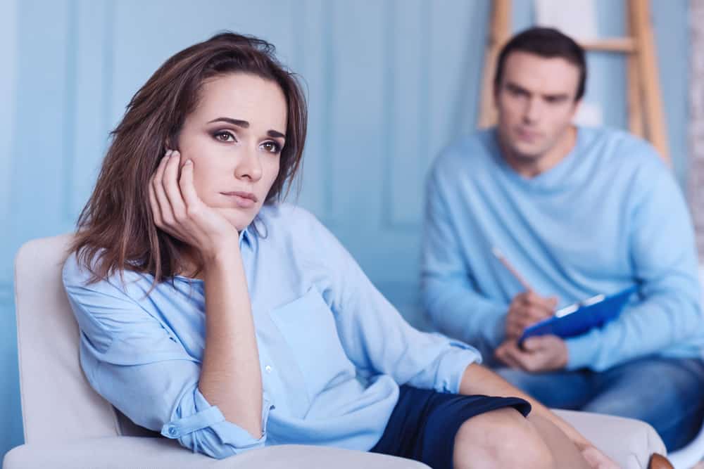 la femme est assise pensivement à côté de l'homme