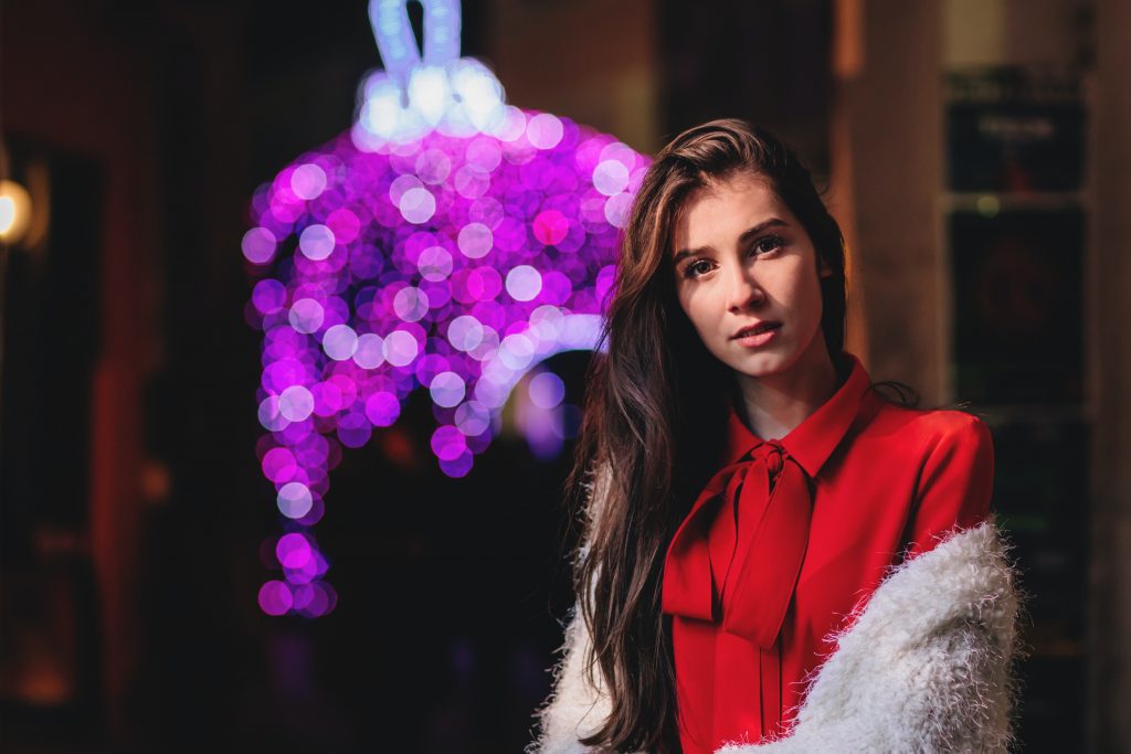 la femme se tient avec une veste enroulée autour de ses bras