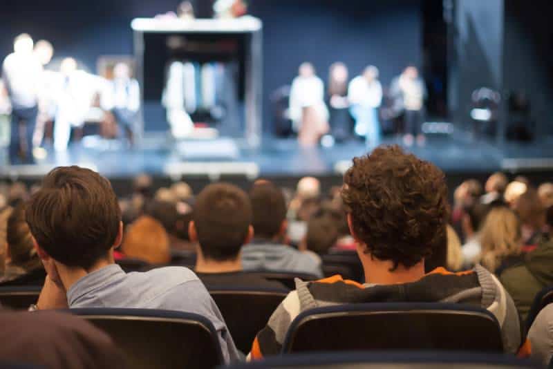 le public qui regarde une pièce de théâtre