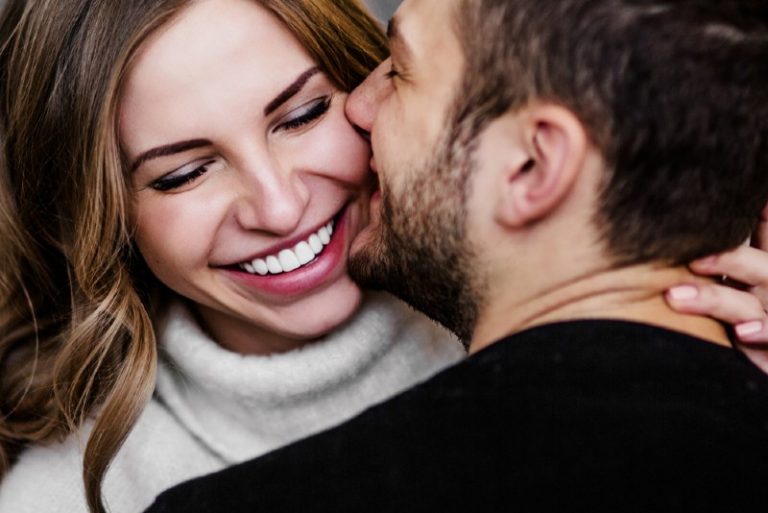 homme et femme câlins
