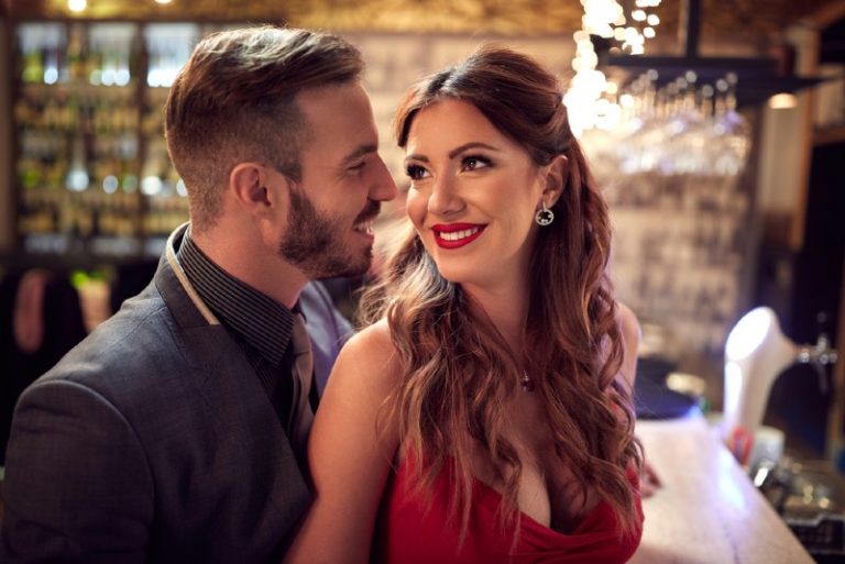 homme parle à femme souriante