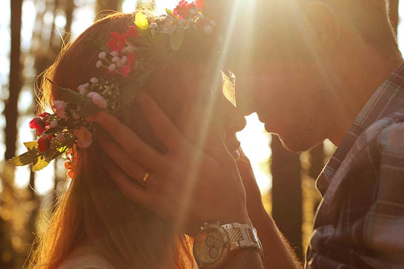 l'homme tient la femme face à l'extérieur