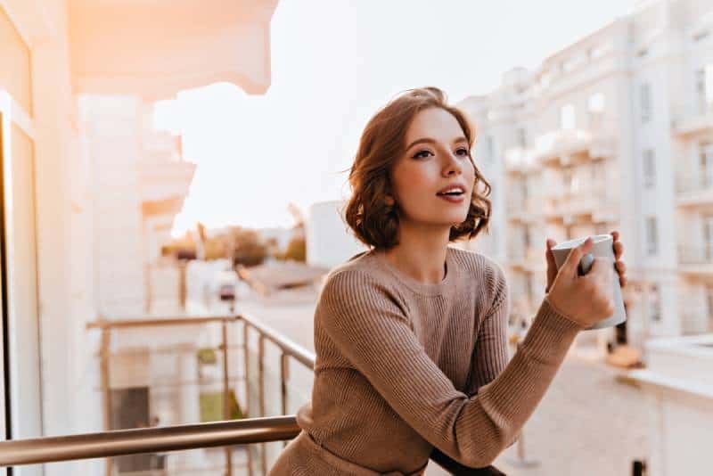 modèle féminin tenant une tasse de café