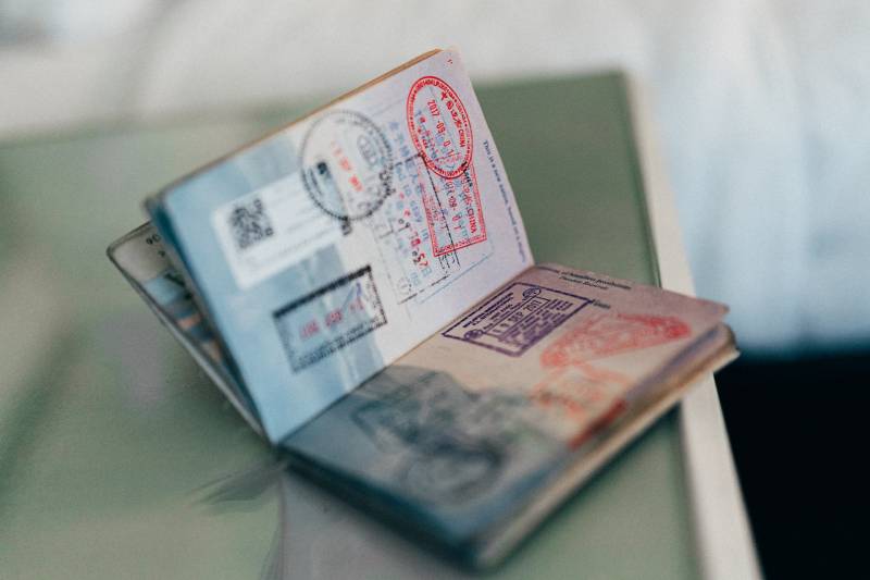 passeport à boîte blanche et rouge
