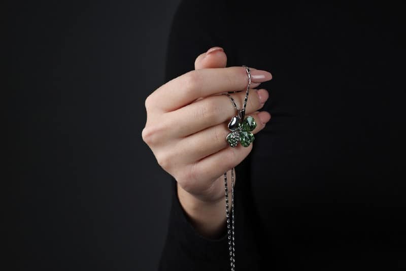 Pendentif trèfle à quatre feuilles porte-bonheur