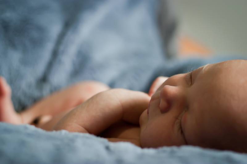 photo de bébé en gros plan sur la couverture bleue