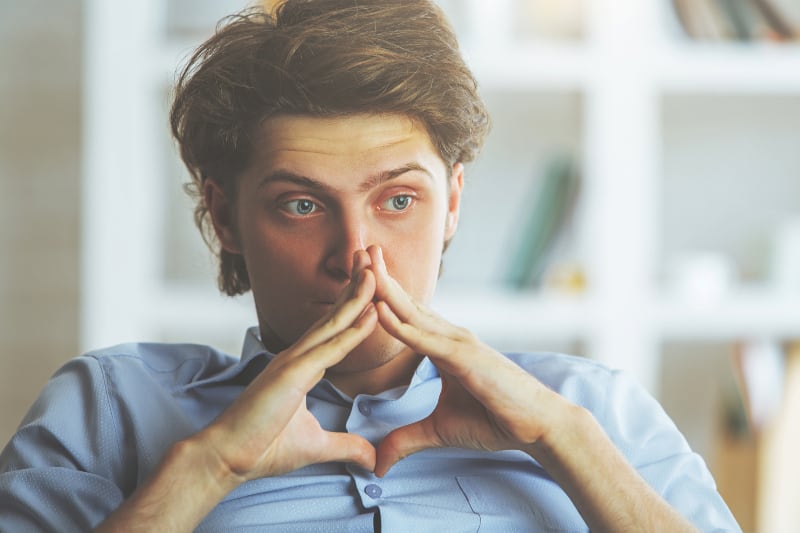 photo en gros plan d'un homme attentionné portant une chemise bleue