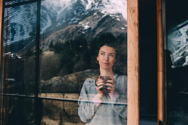 portrait d'une femme regardant à l'extérieur