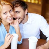 couple heureux assis à une table