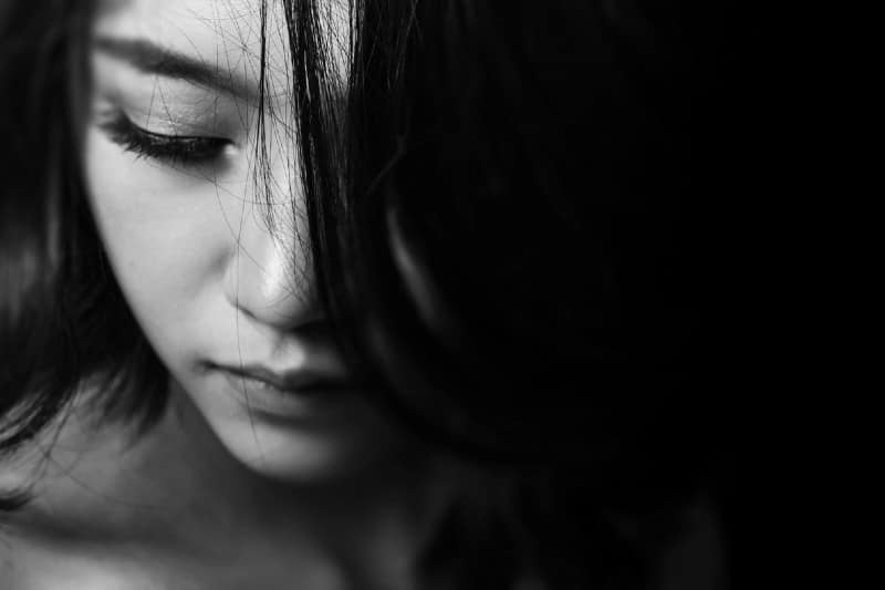 portrait noir et blanc d'une jeune femme triste